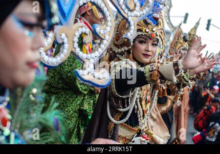 220816 -- BANDUNG, 16 agosto 2022 -- Una ragazza partecipa a un carnevale culturale in vista della celebrazione del giorno dell'indipendenza a Lembang, Bandung, Giava Occidentale, Indonesia, 16 agosto, 2022. foto di /Xinhua INDONESIA-BANDUNG-CULTURAL CARNIVAL Septianjar PUBLICATIONxNOTxINxCHN Foto Stock