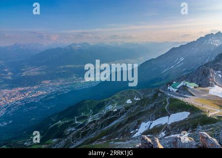 Innsbruck, vista dalla cima dell'Hafelekarspitze, la catena montuosa Nordkette (Inntalkette), vista di Innsbruck, parapendio nella regione di Innsbruck, Tirolo, Austria Foto Stock