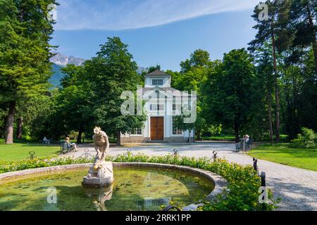 Innsbruck, Musikpavillon nel parco Hofgarten, fontana Froschkönig nella regione Innsbruck, Tirolo, Austria Foto Stock