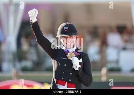 Riesenbeck, Germania. 8 settembre 2023. Sport equestre: Campionato europeo, Dressage, Grand Prix Spécial. Il dressage danese Nanna Skodborg Merrald è felice della sua medaglia d'argento alla cerimonia di premiazione. Crediti: Friso Gentsch/dpa/Alamy Live News Foto Stock