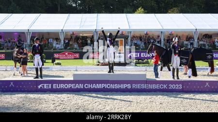 Riesenbeck, Germania. 8 settembre 2023. Sport equestre: Campionati europei, Dressage, Grand Prix Spécial. Il dressage danese Nanna Skodborg Merrald (l-r, argento), il dressage tedesco Jessica von Bredow-Werndl (oro) e Charlotte Dujardin (bronzo) sono sul podio alla cerimonia di premiazione. Crediti: Friso Gentsch/dpa/Alamy Live News Foto Stock