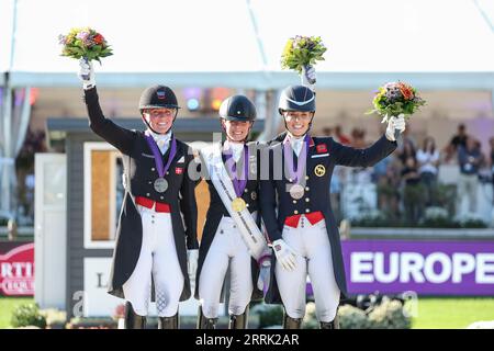 Riesenbeck, Germania. 8 settembre 2023. Sport equestre: Campionati europei, Dressage, Grand Prix Spécial. Il dressage danese Nanna Skodborg Merrald (l-r, argento), il dressage tedesco Jessica von Bredow-Werndl (oro) e il dressage britannico Charlotte Dujardin (bronzo) sono sul podio alla cerimonia di premiazione. Crediti: Friso Gentsch/dpa/Alamy Live News Foto Stock