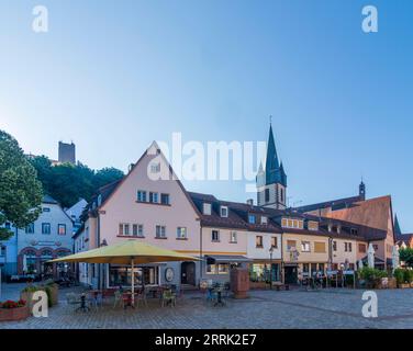 Gemünden am Main, piazza Marktplatz, chiesa di St Peter und Paul, Castello di Scherenburg nella bassa Franconia, Baviera, Germania Foto Stock