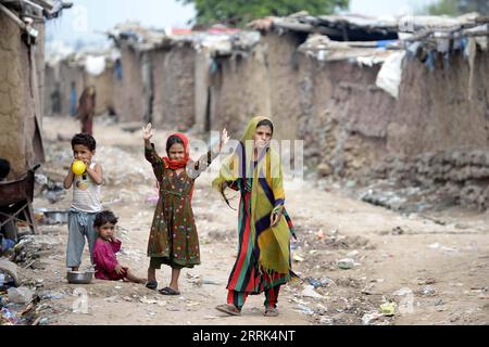 220819 -- ISLAMABAD, 19 agosto 2022 -- i bambini rifugiati afghani giocano in una baraccopoli a Islamabad, capitale del Pakistan, 18 agosto 2022. La giornata mondiale umanitaria è stata celebrata il 19 agosto. PAKISTAN-ISLAMABAD-AFGHANI RIFUGIATI AhmadxKamal PUBLICATIONxNOTxINxCHN Foto Stock