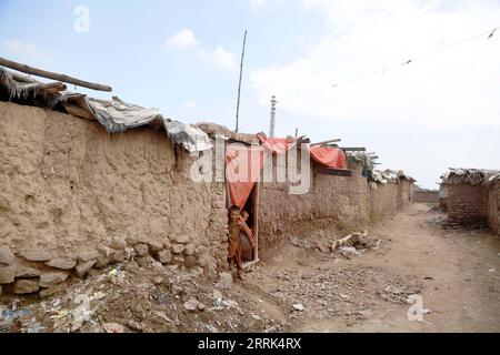 220819 -- ISLAMABAD, 19 agosto 2022 -- i bambini rifugiati afghani si trovano all'ingresso della loro casa improvvisata in una baraccopoli a Islamabad, capitale del Pakistan, 18 agosto 2022. La giornata mondiale umanitaria è stata celebrata il 19 agosto. PAKISTAN-ISLAMABAD-AFGHANI RIFUGIATI AhmadxKamal PUBLICATIONxNOTxINxCHN Foto Stock