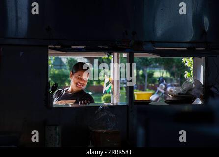 220819 -- NEW DELHI, 19 agosto 2022 -- Una sopravvissuta di un attacco acido reagisce alla macchina fotografica mentre lavora allo Sheroes Hangout Cafe a Noida, alla periferia di nuova Delhi, India, 19 agosto 2022. Sheroes Hangout è un caffè gestito da sopravvissuti ad attacchi di acidi. Il caffè mira a potenziare i sopravvissuti agli attacchi ACID, nonché a sensibilizzare gli utenti sugli attacchi ACID. Il caffè offre opportunità di lavoro per le vittime di attacchi di acido. INDIA-NUOVA DELHI-ACID ATTACK-SURVIVORS-CAFE JAVEDXDAR PUBLICATIONXNOTXINXCHN Foto Stock