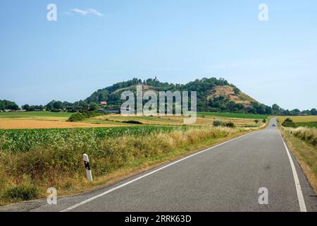 Amöneburg, Assia, Germania - strada statale per Amöneburg. Amöneburg è una piccola città nel distretto centrale dell'Assia di Marburgo-Biedenkopf. Si trova sulla montagna alta 365 m Amöneburg con il castello Amöneburg in cima. Foto Stock