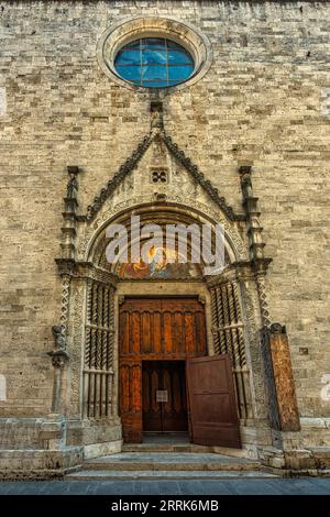 Il portale principale in stile romanico e gotico è finemente decorato e presenta piccole colonne costruite con interi pezzi di travertino. Ascoli Piceno, Foto Stock