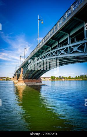 Ponte Theodor Heuss sul Reno tra Wiesbaden e Magonza, struttura ad arco in acciaio per la strada federale 40, Foto Stock