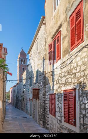 Europa, Croazia, Primorje-Gorski Kotar County, isola di Rab, le strette strade acciottolate del centro storico di Rab Foto Stock