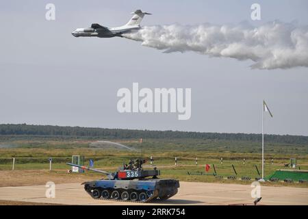 220822 -- MOSCA, 22 agosto 2022 -- la squadra cinese partecipa al biathlon dei carri armati International Army Games 2022 presso il campo di allenamento Alabino nella regione di Mosca, Russia, 21 agosto 2022. Il singolare di biathlon ai Giochi dell'Esercito Internazionale 2022 si è concluso in un sobborgo di Mosca domenica, con la squadra cinese che entra nelle semifinali. La squadra cinese si è classificata seconda in termini di prestazioni complessive dopo aver terminato tutti i singoli. Foto di /Xinhua RUSSIA-MOSCA-CARRO ARMATO BIATHLON-SQUADRA CINESE AlexanderxZemlianichenkoxJr PUBLICATIONxNOTxINxCHN Foto Stock