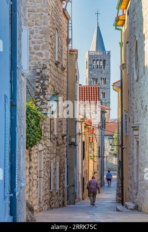 Europa, Croazia, Primorje-Gorski Kotar County, isola di Rab, le strette strade acciottolate del centro storico di Rab Foto Stock