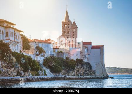 Europa, Croazia, Primorje-Gorski Kotar County, isola di Rab, vista del centro storico di Rab dal mare Foto Stock