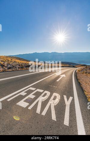 Europa, Croazia, Primorje-Gorski Kotar County, isola di Rab, la strada per Misnjak, porto dei traghetti dell'isola di Rab Foto Stock