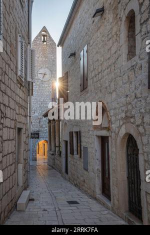 Europa, Croazia, Primorje-Gorski Kotar County, isola di Rab, le strette strade acciottolate del centro storico di Rab Foto Stock