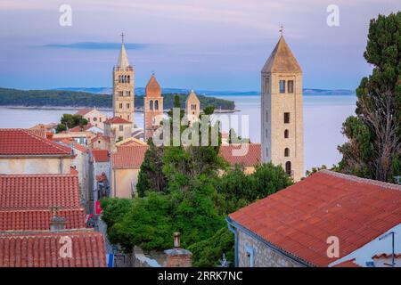 Europa, Croazia, Primorje-Gorski Kotar County, isola di Rab, vista dei campanili e delle case del centro storico di Rab Foto Stock