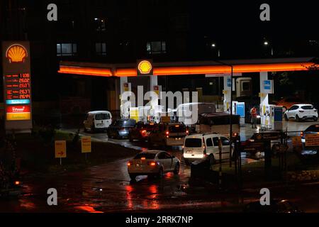 220823 -- CAIRO, 23 agosto 2022 -- le auto aspettano di essere rifornite in una stazione di servizio la notte prima che il prezzo della benzina aumenti di nuovo ad Ankara, Trkiye, 7 giugno 2022. Foto di /Xinhua Xinhua titoli: L'egemonia finanziaria degli Stati Uniti aggiunge problemi economici ai paesi Mideast tra una grave inflazione MustafaxKaya PUBLICATIONxNOTxINxCHN Foto Stock