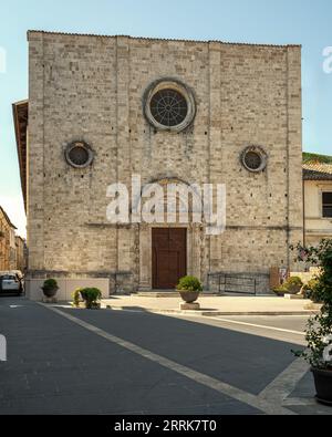 La facciata in stile romanico della chiesa di Sant'Agostino. Luogo di culto cattolico, situato nel centro storico di Ascoli Piceno Foto Stock