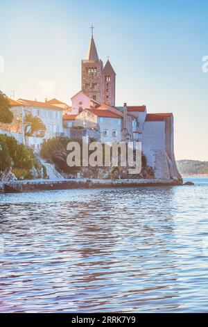 Europa, Croazia, Primorje-Gorski Kotar County, isola di Rab, vista del centro storico di Rab dal mare Foto Stock