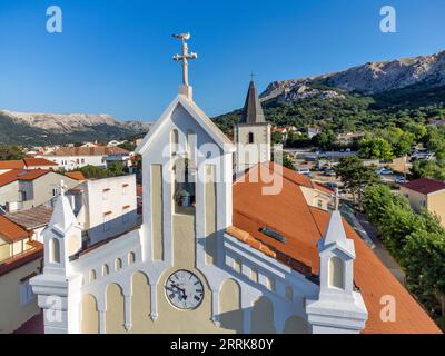 Croazia, baia del Quarnero, Primorje Gorski Kotar County, isola di Krk, vista sopraelevata di Baska con dettagli sulla chiesa della Santissima Trinità Foto Stock