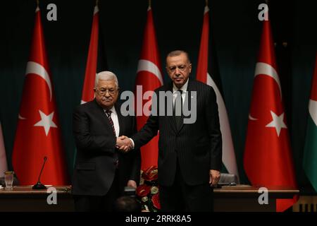 News Themen der Woche KW34 News Bilder des Tages 220823 -- ANKARA, 23 agosto 2022 -- il presidente turco Recep Tayyip Erdogan R e il presidente palestinese in visita Mahmoud Abbas si stringono la mano in una conferenza stampa congiunta ad Ankara, Turkiye, il 23 agosto 2022. La normalizzazione dei legami con Israele da parte di Turkiye non ridurrà il sostegno di Ankara alla causa palestinese, ha affermato martedì il Presidente turco Recep Tayyip Erdogan. Foto di /Xinhua TRKIYE-ANKARA-ERDOGAN-PRESIDENTE PALESTINESE-VISITA MustafaxKaya PUBLICATIONxNOTxINxCHN Foto Stock