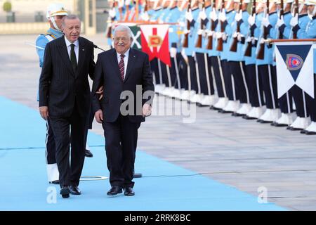 220823 -- ANKARA, 23 agosto 2022 -- il presidente turco Recep Tayyip Erdogan L, Front dà il benvenuto in visita al presidente palestinese Mahmoud Abbas R, Front ad Ankara, Turkiye, il 23 agosto 2022. La normalizzazione dei legami con Israele da parte di Turkiye non ridurrà il sostegno di Ankara alla causa palestinese, ha affermato martedì il Presidente turco Recep Tayyip Erdogan. Foto di /Xinhua TRKIYE-ANKARA-ERDOGAN-PRESIDENTE PALESTINESE-VISITA MustafaxKaya PUBLICATIONxNOTxINxCHN Foto Stock