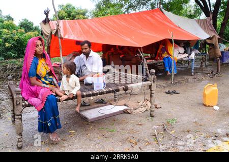 220825 -- TANDO ALLAHYAR, agosto 25, 2022 -- le persone colpite dalle inondazioni siedono fuori dalla loro tenda improvvisata in un'area colpita dalle inondazioni nel distretto di Tando Allahyar nella provincia di Sindh nel Pakistan meridionale il 25 agosto 2022. Ben 903 persone sono state uccise, quasi 1.300 ferite e migliaia hanno lasciato senza casa mentre le pesanti piogge monsoniche e le inondazioni improvvise hanno continuato a devastare il Pakistan da metà giugno, ha dichiarato mercoledì l'Autorità nazionale per la gestione dei disastri (NDMA). Str/Xinhua PAKISTAN-TANDO ALLAHYAR-FLOODS Stringer PUBLICATIONxNOTxINxCHN Foto Stock