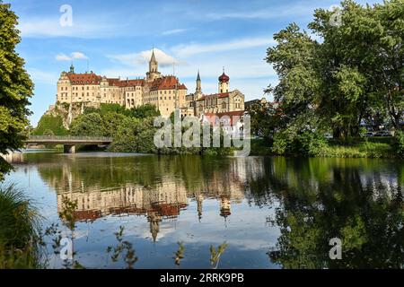 Germania, Baden-Wuerttemberg, Alb sveva, alta valle del Danubio, Sigmaringen, Danubio con castello in estate Foto Stock