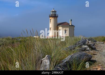 Il faro del fiume Coquille situato vicino a Bandon, Oregon, fu commissionato nel 1895 Foto Stock