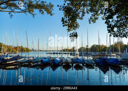 Attracco per barche con barche a vela sull'Aussenalster ad Amburgo Foto Stock