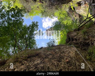 Rocce della Val cura, gola, via ferrata, scaletta, Lago di Caldonazzo in Trentino, Lago di Caldonazzo, Valle del Suganertal, Valsugana, Lago di Levico, natura, attività, sole, nuvole, Caldonazzo, Trentino alto Adige, Italia Foto Stock