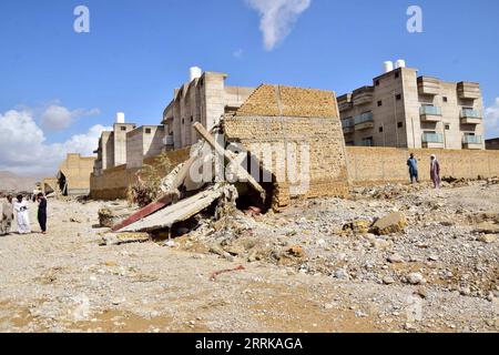 News Themen der Woche KW34 News Bilder des Tages 220827 -- QUETTA PAKISTAN, 27 agosto 2022 -- la gente si trova vicino a una casa danneggiata dopo le pesanti piogge monsoniche innescate da inondazioni flash a Quetta, Pakistan sudoccidentale, il 27 agosto 2022. Almeno 45 persone sono rimaste uccise e 113 altre ferite in caso di forti inondazioni temporanee innescate dalla pioggia monsonica e altri incidenti legati alle piogge nelle ultime 24 ore in Pakistan, ha affermato l'NDMA (National Disaster Management Authority). Foto di /Xinhua PAKISTAN-QUETTA-FLOODS-AFTERMATH Asad PUBLICATIONxNOTxINxCHN Foto Stock