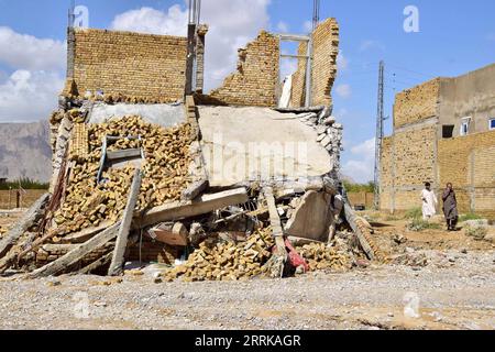 220827 -- QUETTA PAKISTAN, 27 agosto 2022 -- Una casa è stata danneggiata dopo pesanti piogge monsoniche innescate a Quetta, Pakistan sudoccidentale, il 27 agosto 2022. Almeno 45 persone sono rimaste uccise e 113 altre ferite in caso di forti inondazioni temporanee innescate dalla pioggia monsonica e altri incidenti legati alle piogge nelle ultime 24 ore in Pakistan, ha affermato l'NDMA (National Disaster Management Authority). Foto di /Xinhua PAKISTAN-QUETTA-FLOODS-AFTERMATH Asad PUBLICATIONxNOTxINxCHN Foto Stock