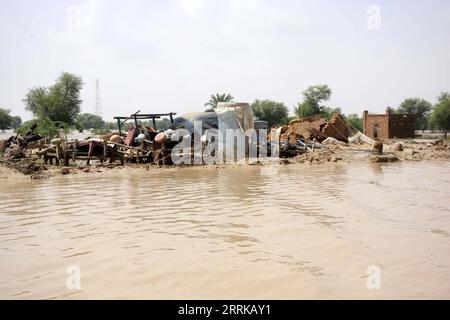 220828 -- RAJANPUR, 28 agosto 2022 -- le case sono danneggiate da un'inondazione nel distretto di Rajanpur nella provincia del Punjab del Pakistan il 27 agosto 2022. Il bilancio delle vittime in incidenti separati causati da forti piogge in tutto il Pakistan è salito a 1.000 dall'inizio della stagione dei monsoni il 14 giugno, l'Autorità nazionale per la gestione dei disastri NDMA ha detto sabato sera. Foto di /Xinhua PAKISTAN-RAJANPUR-FLOOD Mansoor PUBLICATIONxNOTxINxCHN Foto Stock