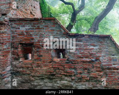 Bastione del castello realizzato con mura di mattoni al castello di Friedberg in Baviera, Foto Stock