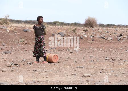 220829 -- LAISAMIS, 29 agosto 2022 -- foto scattata il 26 agosto 2022 mostra una ragazza che prende acqua nella città di Laisamis, Marsabit County, Kenya. Secondo l'UNICEF, il numero di persone colpite dalla siccità in Etiopia, Kenya e Somalia senza un accesso affidabile all'acqua potabile è passato da 9,5 milioni di febbraio a 16,2 milioni di luglio. KENYA-SICCITÀ-UNICEF-ACQUA DongxJianghui PUBLICATIONxNOTxINxCHN Foto Stock