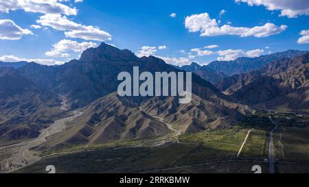 220831 -- YINCHUAN, 31 agosto 2022 -- foto aerea scattata il 30 agosto 2022 mostra lo scenario della montagna Helan a Yinchuan, regione autonoma Ningxia Hui della Cina nord-occidentale. CHINA-NINGXIA-YINCHUAN-HELAN MOUNTAIN CN YANGXZHISEN PUBLICATIONXNOTXINXCHN Foto Stock