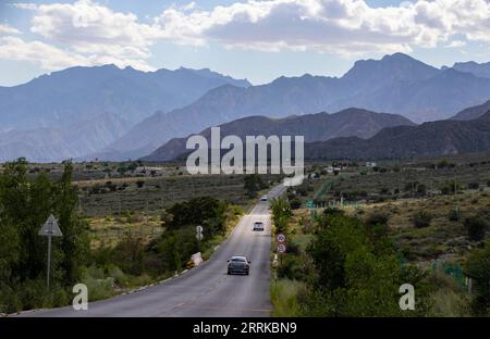 220831 -- YINCHUAN, 31 agosto 2022 -- foto scattata il 30 agosto 2022 mostra lo scenario della montagna Helan a Yinchuan, regione autonoma Ningxia Hui della Cina nord-occidentale. CHINA-NINGXIA-YINCHUAN-HELAN MOUNTAIN CN YANGXZHISEN PUBLICATIONXNOTXINXCHN Foto Stock