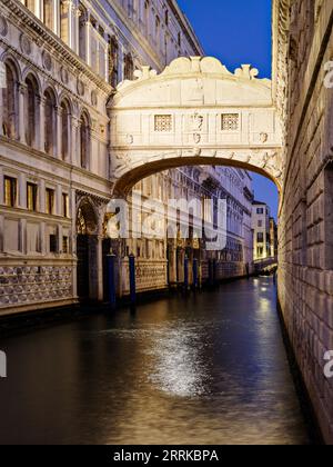 Vista sul Rio di Palazzo fino al Ponte dei Sospiri, Venezia, Foto Stock