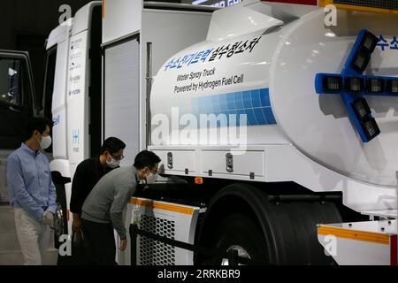 220831 -- GOYANG, 31 agosto 2022 -- i visitatori guardano un camion a spruzzo d'acqua alimentato da una cella a combustibile idrogeno alla fiera H2 MEET Hydrogen Technology Innovation a Goyang, Corea del Sud, 31 agosto 2022. COREA DEL SUD-GOYANG-HYDROGEN-TECHNOLOGY-EXHIBITION WANGXYILIANG PUBLICATIONXNOTXINXCHN Foto Stock