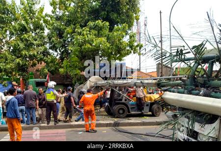 220831 -- BEKASI, 31 agosto 2022 -- foto del cellulare fornita dal Traffic Management Center Jakarta Metropolitan Police TMC Polda Metro Jaya mostra il sito di un incidente stradale a Bekasi, Giava Occidentale, Indonesia, 31 agosto 2022. 11 persone sono rimaste uccise e 19 altre ferite, molti dei quali bambini, in un incidente stradale nella città di Bekasi, nella provincia di Giava occidentale in Indonesia, hanno detto i funzionari. TMC Polda Metro Jaya/Handout via Xinhua INDONESIA-WEST JAVA-BEKASI-INCIDENTE STRADALE TMCxPoldaxMetrojaya PUBLICATIONxNOTxINxCHN Foto Stock