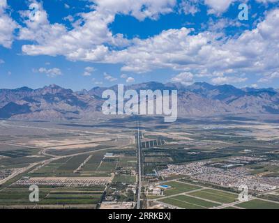 220831 -- YINCHUAN, 31 agosto 2022 -- foto aerea scattata il 30 agosto 2022 mostra lo scenario della montagna Helan a Yinchuan, regione autonoma Ningxia Hui della Cina nord-occidentale. CHINA-NINGXIA-YINCHUAN-HELAN MOUNTAIN CN YANGXZHISEN PUBLICATIONXNOTXINXCHN Foto Stock