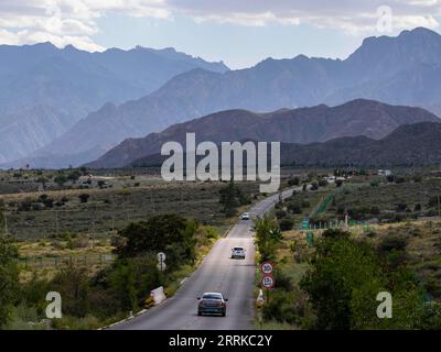 220831 -- YINCHUAN, 31 agosto 2022 -- foto scattata il 30 agosto 2022 mostra lo scenario della montagna Helan a Yinchuan, regione autonoma Ningxia Hui della Cina nord-occidentale. CHINA-NINGXIA-YINCHUAN-HELAN MOUNTAIN CN YANGXZHISEN PUBLICATIONXNOTXINXCHN Foto Stock