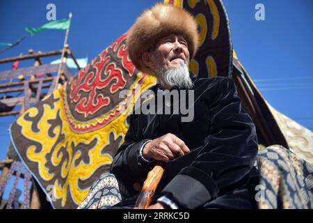 220901 -- BISHKEK, 1 settembre 2022 -- un anziano in costume tradizionale è visto durante la celebrazione del 31 ° anniversario dell'indipendenza del Kirghizistan nella periferia di Bishkek, Kirghizistan, 31 agosto 2022. Servizio stampa presidenziale del Kirghizistan/Handout attraverso il GIORNO DELL'INDIPENDENZA DEL KIRGHIZISTAN-BISHKEK Xinhua PUBLICATIONxNOTxINxCHN Foto Stock