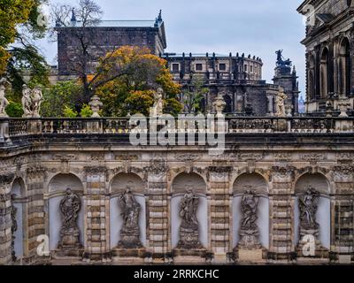 Dresden Zwinger con i bagni Nymph e il Semper Opera House, Foto Stock