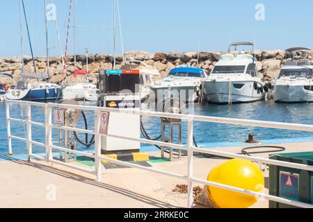 SAN JOSE, SPAGNA - 23 MAGGIO 2023 punto di rifornimento rifornimento Repsol alle navi di stanza nella baia nella città di San Jose, nel centro del Parque Natural de C. Foto Stock