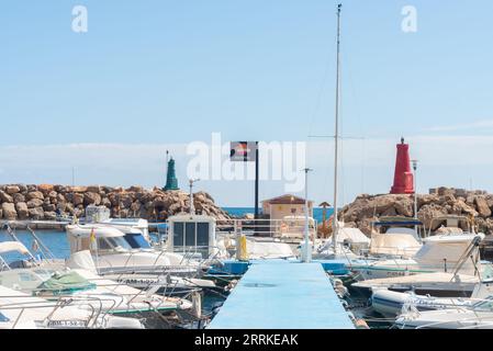 SAN JOSE, SPAGNA - 23 MAGGIO 2023 punto di rifornimento rifornimento Repsol alle navi di stanza nella baia nella città di San Jose, nel centro del Parque Natural de C. Foto Stock