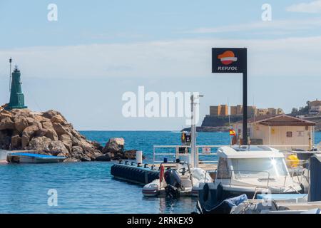 SAN JOSE, SPAGNA - 23 MAGGIO 2023 punto di rifornimento rifornimento Repsol alle navi di stanza nella baia nella città di San Jose, nel centro del Parque Natural de C. Foto Stock