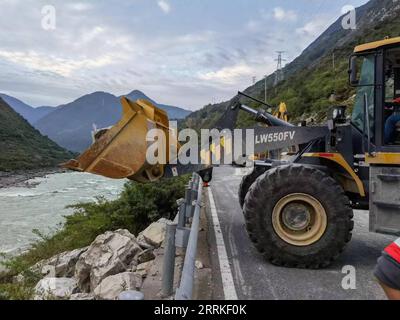 220906 -- CHENGDU, 6 settembre 2022 -- macchine ingegneristiche operano per sgombrare una sezione bloccata dell'autostrada provinciale S217 dopo un terremoto nella contea di Luding, nella provincia del Sichuan della Cina sud-occidentale, il 6 settembre 2022. Un terremoto di magnitudo 6,8 ha scosso la contea di Luding lunedì. I soccorritori sono stati organizzati per ripristinare e mantenere l'accesso stradale danneggiato. CINA-SICHUAN-TERREMOTO-RESTAURO STRADALE CN HUXXU PUBLICATIONXNOTXINXCHN Foto Stock