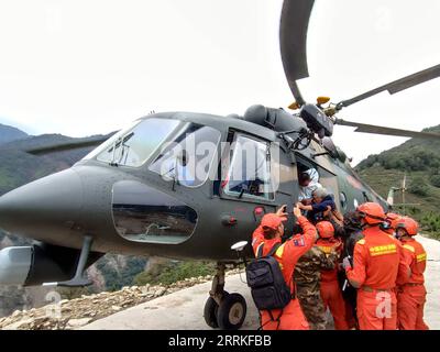 220906 -- CHENGDU, 6 settembre 2022 -- i soccorritori trasferiscono un residente ferito durante un terremoto nella contea di Luding, nella provincia del Sichuan della Cina sud-occidentale, 6 settembre 2022. Più di 2.700 militari e militari di polizia sono stati inviati, a partire dalle 17 di martedì, per assistere nella risposta ai disastri dopo un terremoto di magnitudo 6,8 che ha colpito la contea di Luding nella provincia del Sichuan nella Cina sud-occidentale lunedì. Foto di /Xinhua CHINA-SICHUAN-EARTHQUAKE-RELIEF ENTRIES CN ZhaoxYunqiao PUBLICATIONxNOTxINxCHN Foto Stock